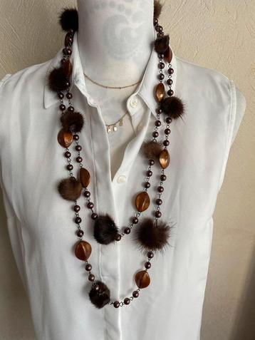 Collier long avec perles + pompons 