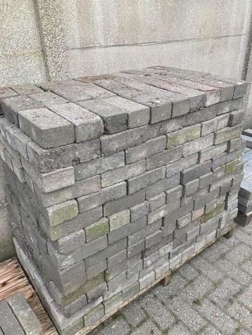 +- Pavés en béton de 15 m2 GRATUITS, 22 x 10,5 x 7 cm, Enlèvement, Comme neuf, 10 m²² ou plus, Briques