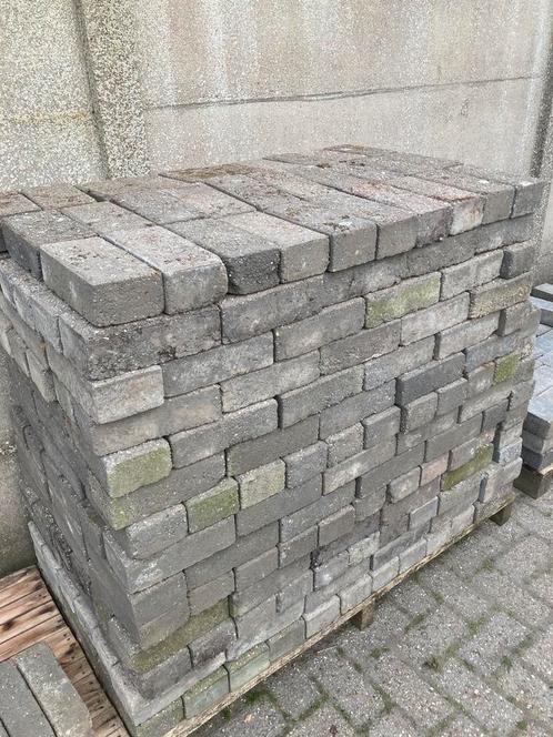 GRATIS +- 15m2 Betonklinkers 22x10,5x7cm, Tuin en Terras, Tegels en Klinkers, Zo goed als nieuw, Klinkers, 10 m² of meer, Ophalen