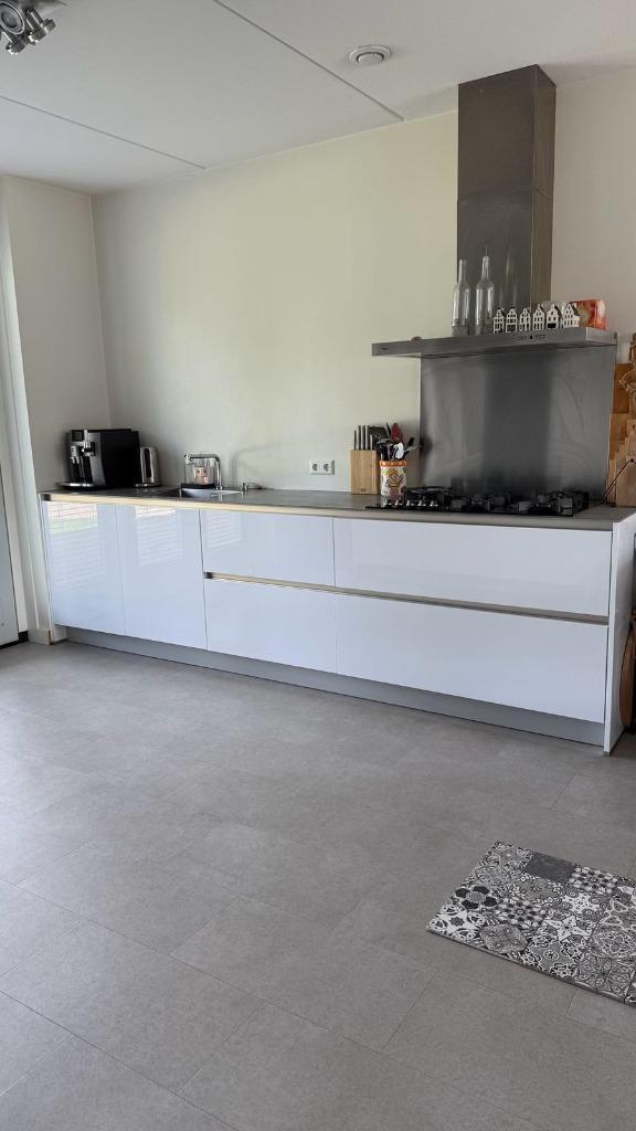 Moderne hoogglans dubbelwandige keuken GEDOMONTEERD, Huis en Inrichting, Keuken | Complete keukens, Zo goed als nieuw, Dubbelwandige keuken