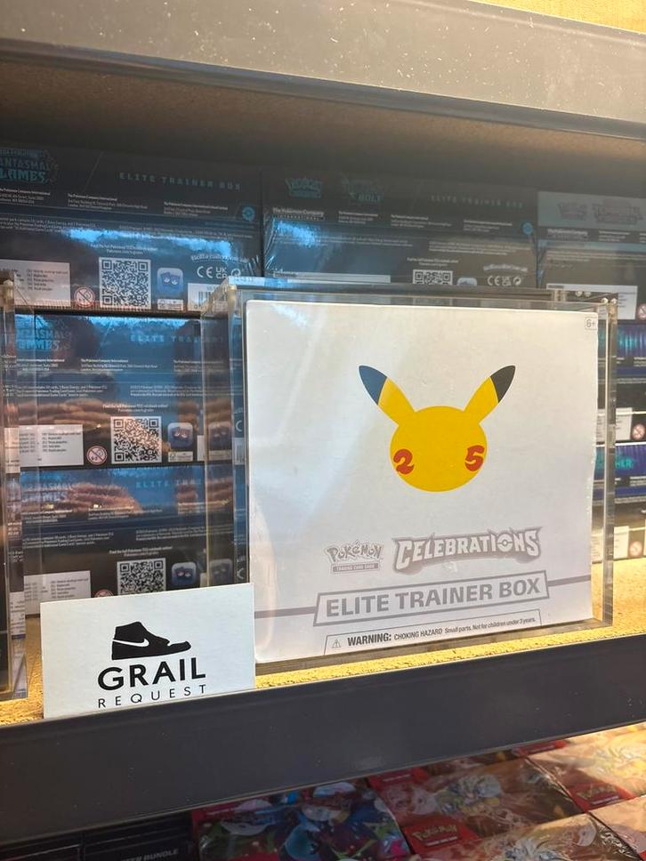 Pokemon 25th anniversary celebrations etb, Hobby en Vrije tijd, Verzamelkaartspellen | Pokémon, Zo goed als nieuw, Ophalen of Verzenden