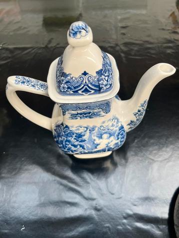 Engels porseleinen theepot beschikbaar voor biedingen