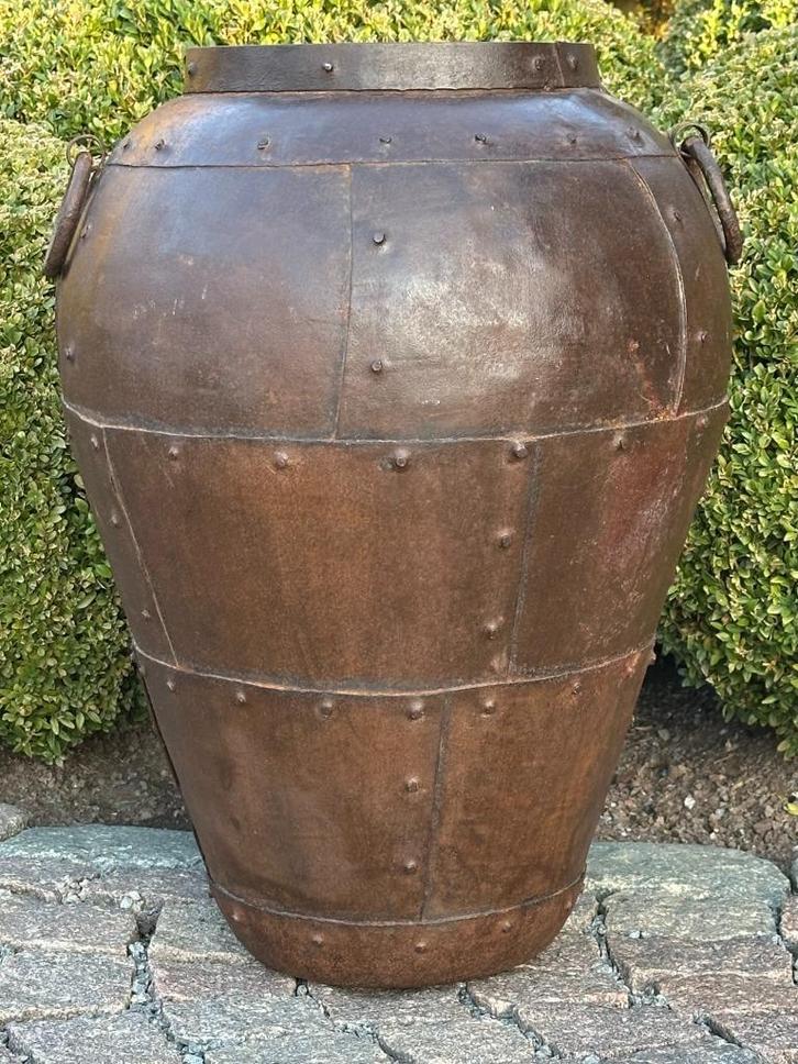 oude metalen kruik - vaas met ringen - studs - handgemaakt, Huis en Inrichting, Woonaccessoires | Vazen, Ophalen