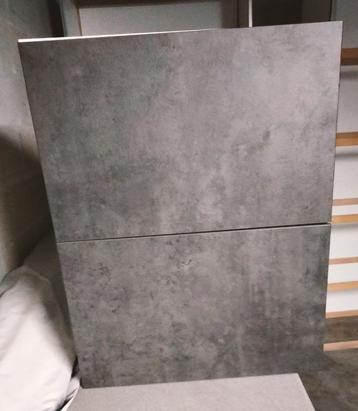 5 identieke Ikea Besta kastjes 60x22x38 - deurtjes betonlook beschikbaar voor biedingen
