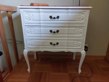 commode ancienne peinte en blanc. Dimensions (L x P x H) 72, Enlèvement