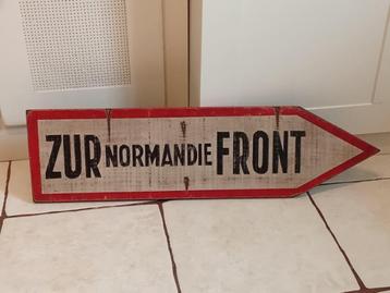 Panneau directionnel allemand WW2 : ZUR NORMANDIE FRONT beschikbaar voor biedingen
