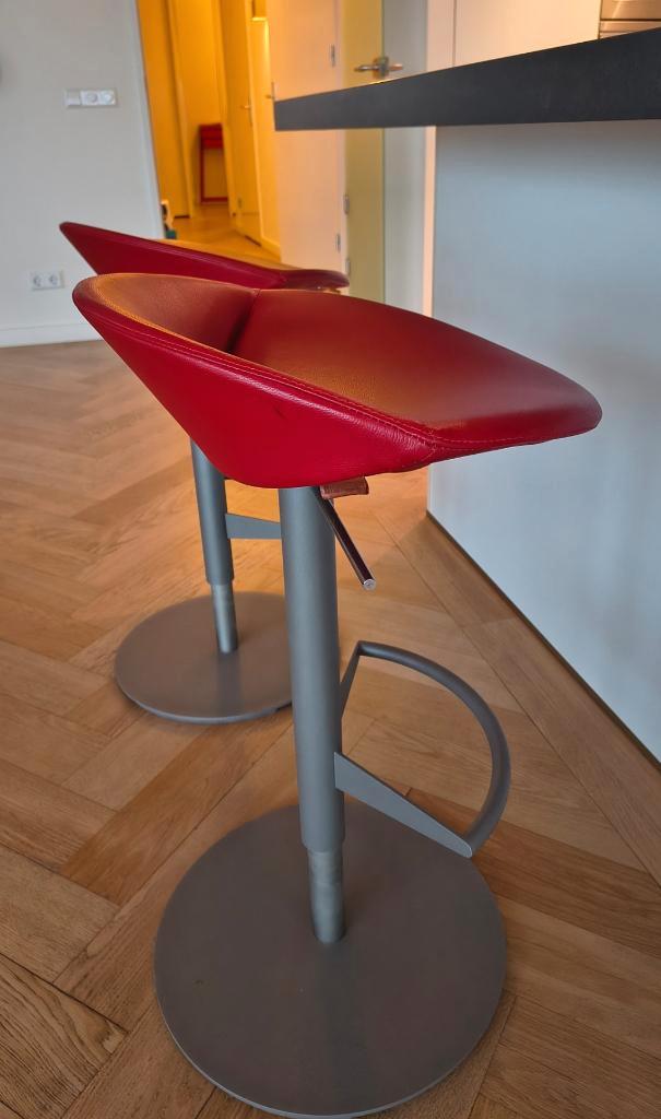 Barkrukken Montis Mick rood Set 2, Huis en Inrichting, Barkrukken, Zo goed als nieuw, 60 tot 90 cm, Leer, Metaal, 2 krukken, In hoogte verstelbaar