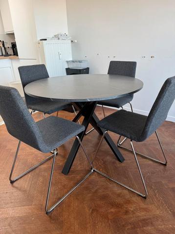 Table salle à manger IKEA MARIEDAMM + 4 chaises IKEA LILLANA disponible aux enchères