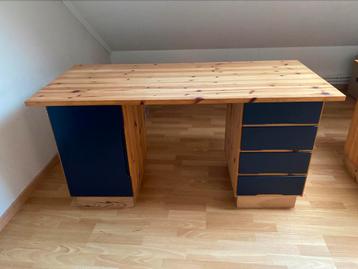 Licht grenen en marineblauw bureau  beschikbaar voor biedingen