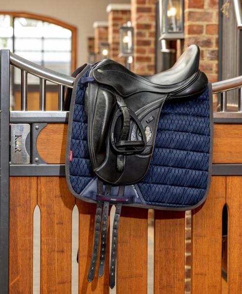 LeMieux Carbon Mesh Navy dressuur dekje SALE!, Dieren en Toebehoren, Paarden en Pony's | Dekens en Dekjes, Nieuw, Dekje, Ophalen of Verzenden