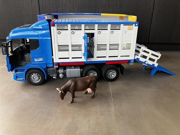 Bruder 03549 Scania R-serie dierentransport met rund, Kinderen en Baby's, Speelgoed |Speelgoedvoertuigen, Zo goed als nieuw, Ophalen