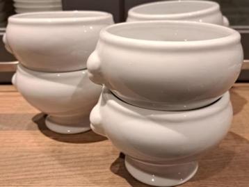 Kommetjes beschikbaar voor biedingen