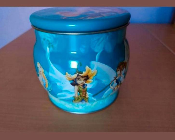 Ronde metalen doos met Disney-feeënmotief, Verzamelen, Blikken, Zo goed als nieuw, Koek(jes), Overige merken, Ophalen of Verzenden