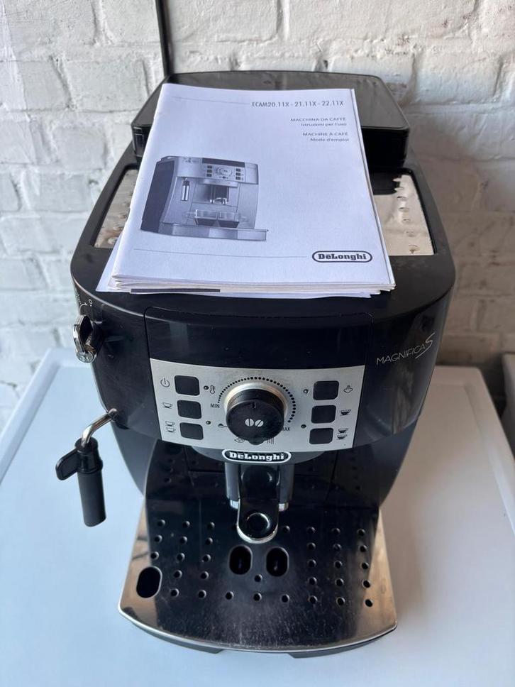 Delonghi espressomachine Magnifica S, Elektronische apparatuur, Koffiezetapparaten, Zo goed als nieuw, Gemalen koffie, Koffiebonen