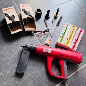 Würth Master Diva 1 + oplader + spijkers + cartridges + accs beschikbaar voor biedingen