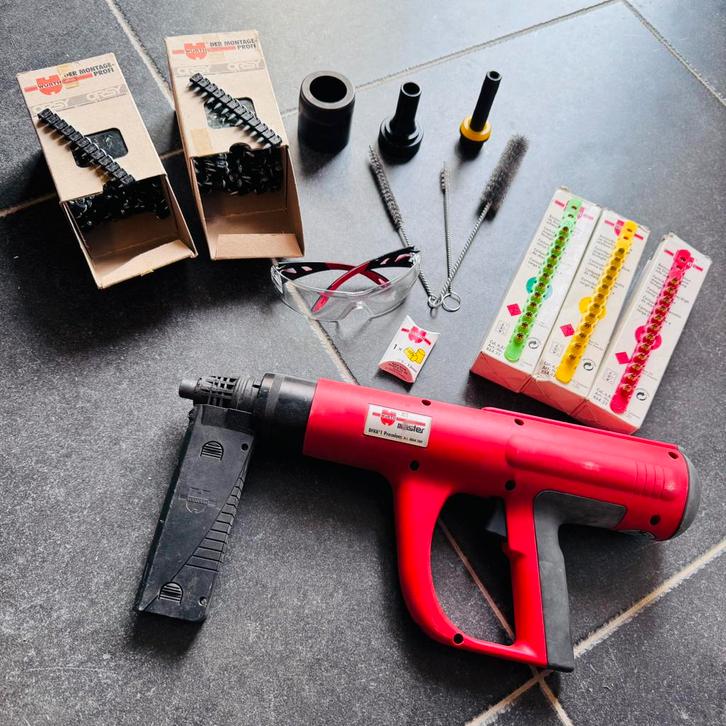 Würth Master Diva 1 + oplader + spijkers + cartridges + accs, Doe-het-zelf en Bouw, Gereedschap | Handgereedschap, Zo goed als nieuw