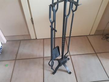 Hand gerei voor kolen of houtvuur  beschikbaar voor biedingen