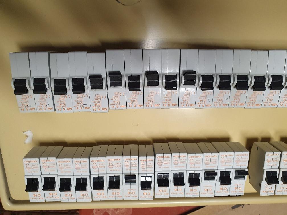 Fusible disjoncteur mini jump 10a 16a vinckier ABB, Bricolage & Construction, Électricité & Câbles, Utilisé, Autres types, Envoi