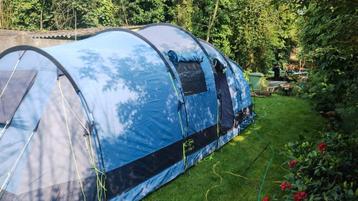 Zeer grote tent met extra voortent.  beschikbaar voor biedingen