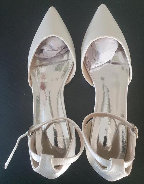 Mooie nieuwe wit/ivoren satijnen schoenen maat 39, Kleding | Dames, Schoenen, Nieuw, Schoenen met lage hakken, Wit, Ophalen of Verzenden