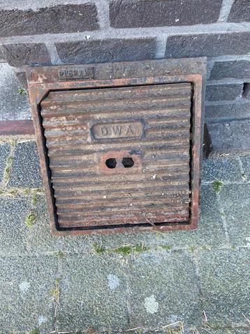 Gietijzeren putdeksel 25x25 beschikbaar voor biedingen