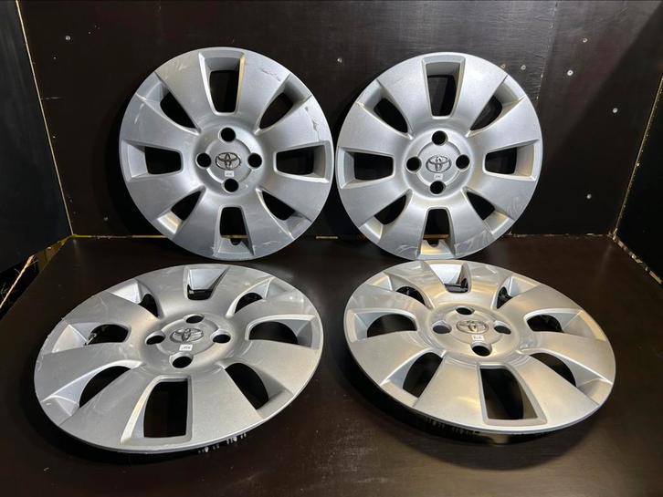 4 wieldoppen Toyota yaris aygo corolla verso auris 15", Auto diversen, Wieldoppen, Gebruikt, Ophalen of Verzenden