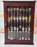 Vitrine de avec 24 cuillères à souvenirs (ancienne cuillère), Antiquités & Art, Enlèvement ou Envoi