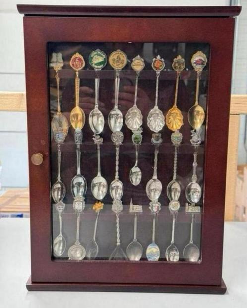 Antiek vitrine-wandkast met 24 souvenier lepels lepel oud, Antiek en Kunst, Antiek | Bestek, Ophalen of Verzenden