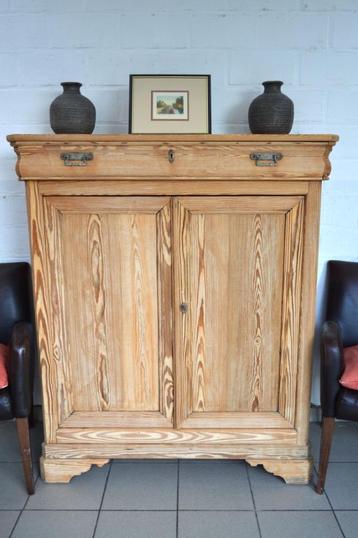 Zeer mooi "Bonheur du Jour” buffet in massief pitchpin beschikbaar voor biedingen