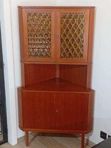 Mooie Vintage '60 Deense hoekkast- teakfineer met geel glas  beschikbaar voor biedingen