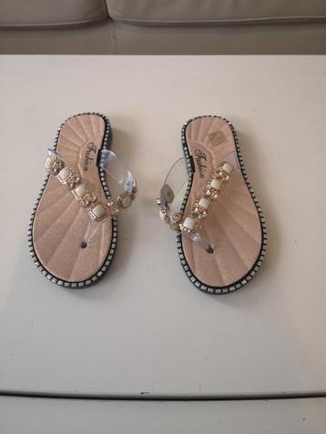 Nieuwe teenslippers met steentjes beschikbaar voor biedingen
