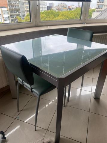 Tafel met 2 stoelen in leder beschikbaar voor biedingen