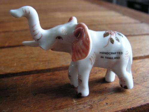 Klein porseleinen beeldje van olifant., Antiek en Kunst, Antiek | Porselein, Ophalen of Verzenden
