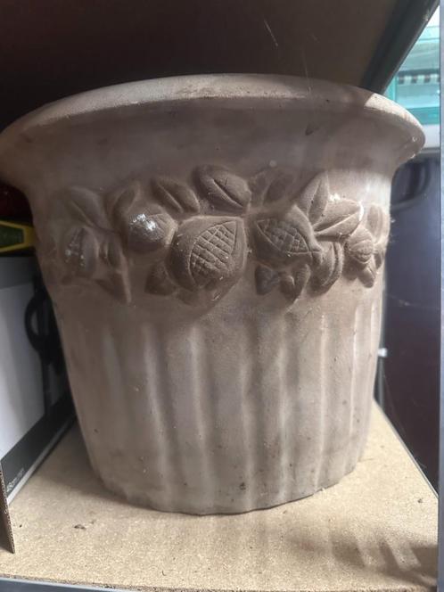 Authentieke terracotta plantenpot met siermotief, Tuin en Terras, Bloempotten, Gebruikt, Terracotta, Tuin, 40 tot 70 cm, 25 tot 40 cm