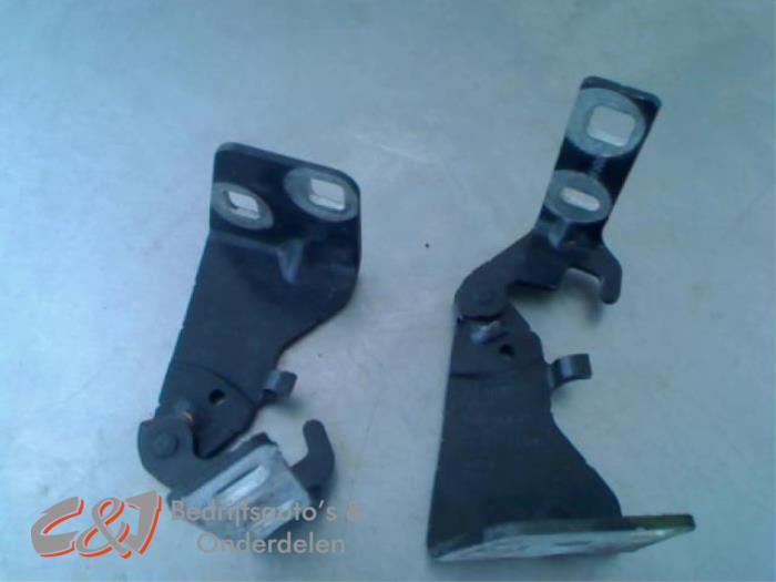 Motorkap Scharnier van een Opel Vivaro, Auto-onderdelen, Overige Auto-onderdelen, Opel, Gebruikt, 3 maanden garantie, Ophalen of Verzenden