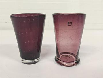 A7031 Twee Paarse Waterduppel Vazen beschikbaar voor biedingen