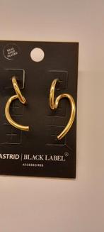 Nieuwe oorbellen van Black Label., Ophalen, Nieuw, Knopjes of Stekers, Goud