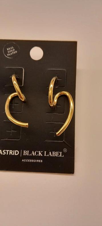 Nieuwe oorbellen van Black Label.  beschikbaar voor biedingen
