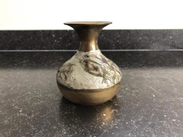 Vintage koperen vaasje met beschildering beschikbaar voor biedingen