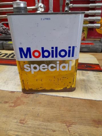 Oude lege oliekannen mobiloil speciale bussen beschikbaar voor biedingen