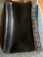 1 Schoudertas zwart met lange riem, Handtassen en Accessoires, Tassen | Damestassen, Ophalen of Verzenden, Zo goed als nieuw, Zwart