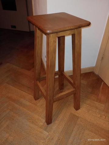Houten krukje met plantensteun H76 cm beschikbaar voor biedingen