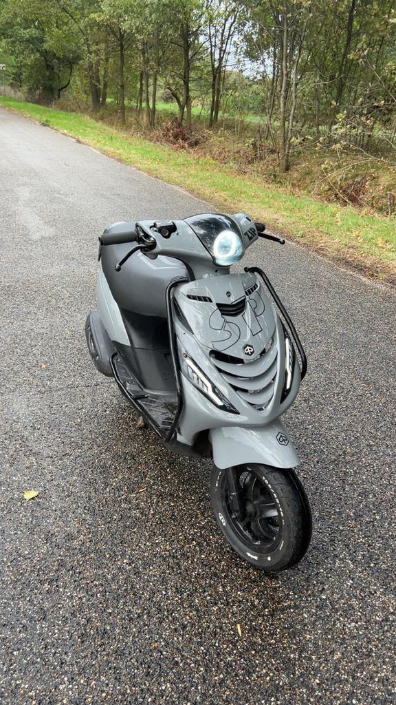 Zip iget e5 2022 5600km gelopen, Fietsen en Brommers, Scooters | Peugeot, Ophalen