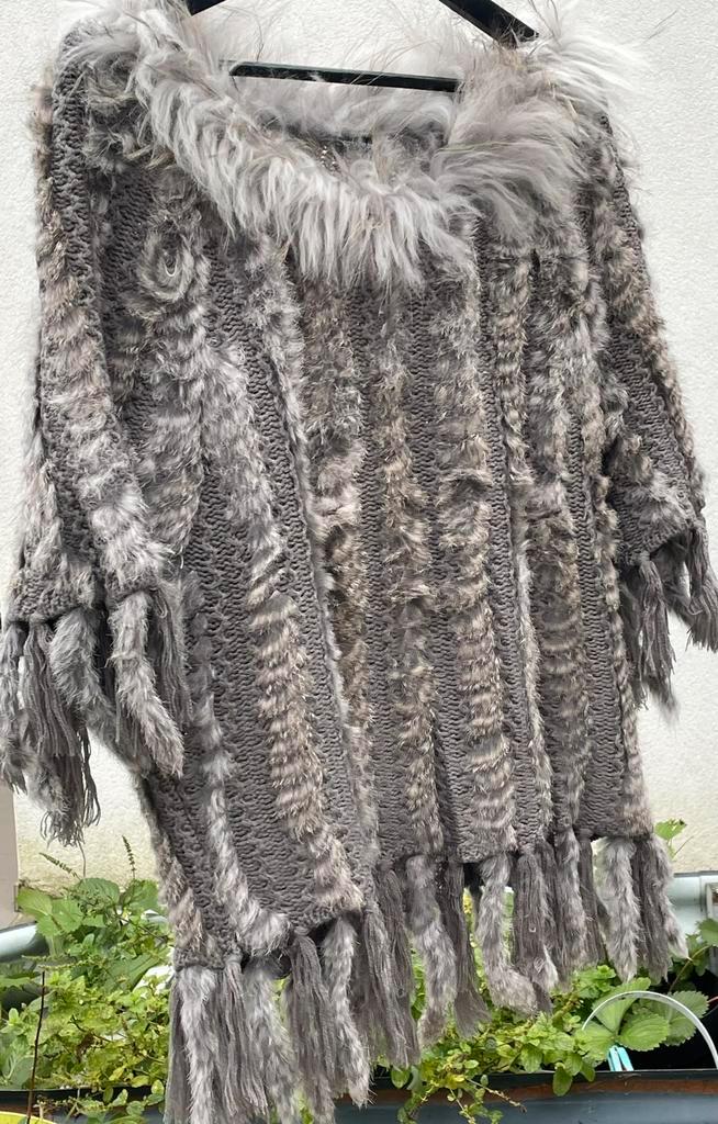 Caroline Biss 40 Nieuw Poncho / speciale trui, Kleding | Dames, Jassen | Winter, Zo goed als nieuw, Maat 38/40 (M), Grijs, Ophalen of Verzenden