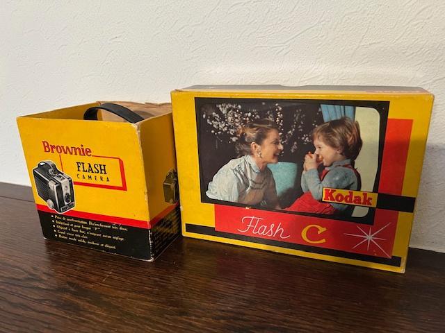 Appareil photo Kodak Brownie Flash + Flash C, Antiquités & Art, Curiosités & Brocante, Enlèvement