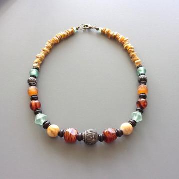 Collier africain en agates, bois fossile et terres cuites disponible aux enchères