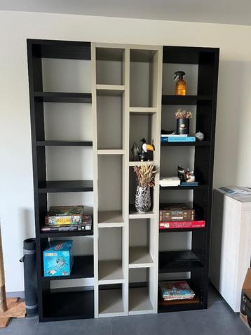 Boekenkast beschikbaar voor biedingen