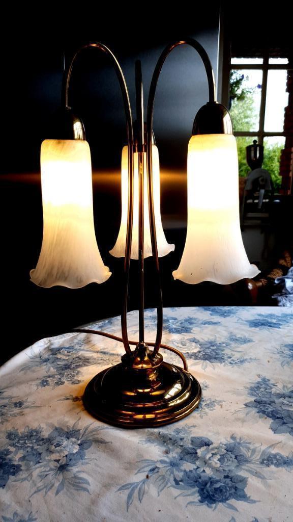 Unieke Art Deco tafellamp met 3 grote kelken en koperen arma, Antiek en Kunst, Antiek | Verlichting, Ophalen