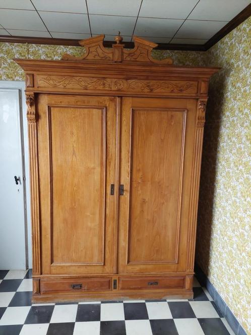 Antieke (kleer)kast met leeuwenkoppen, Antiek en Kunst, Antiek | Meubels | Kasten, Ophalen