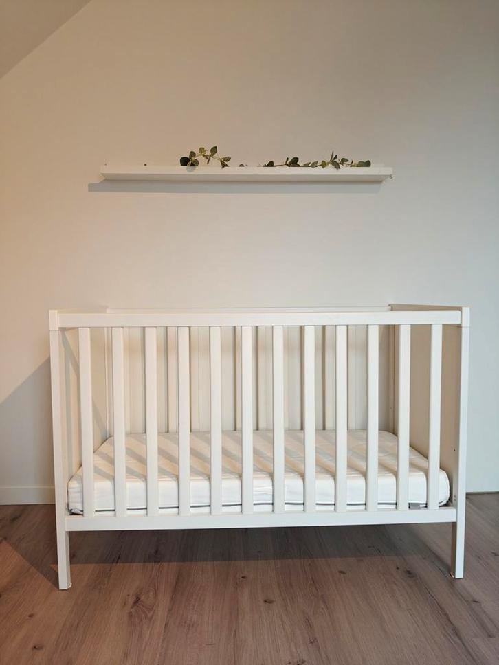 Babybedje met matras, matrasbeschermers en hoeslakens, Kinderen en Baby's, Kinderkamer | Complete kinderkamers, Ophalen